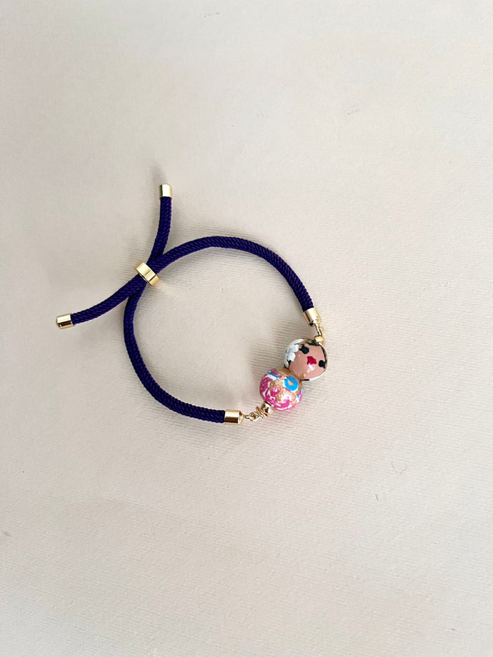 Pulsera de cordón empollerada celeste.