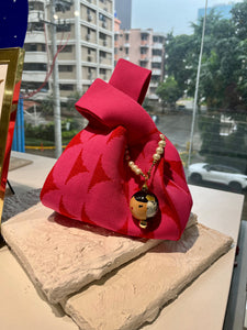 Bolso fiuscha, rojo con charm.